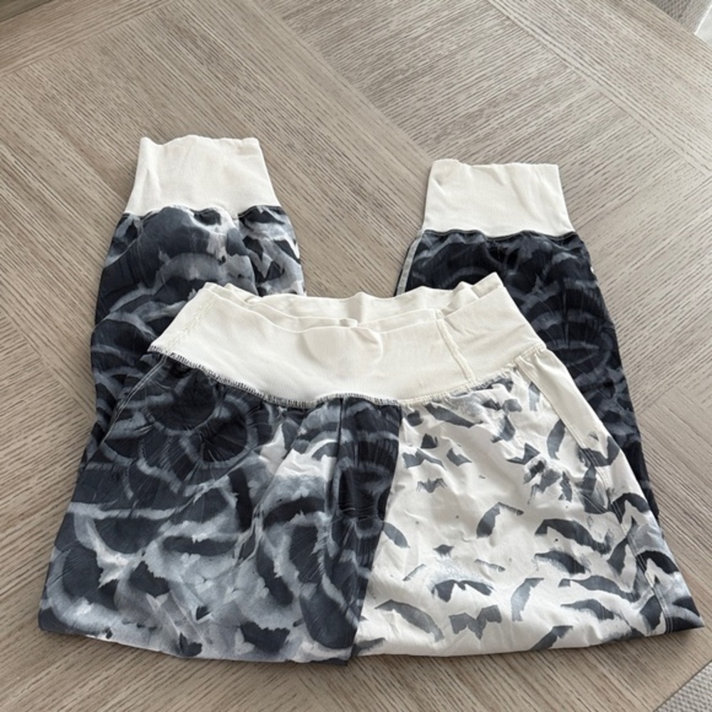 Black and White Patterned Leggings